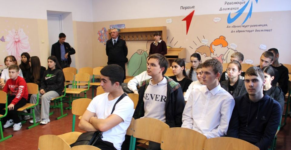 Транспортные полицейские помогают херсонским старшеклассникам выбрать профессию Транспортные полицейские помогают херсонским старшеклассникам выбрать профессию