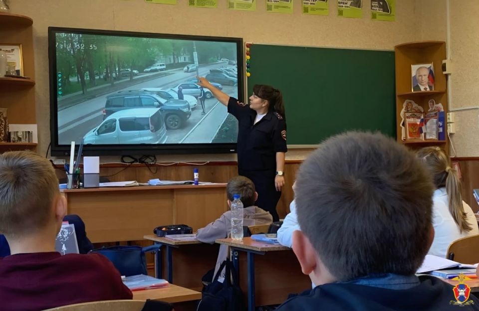 В Геническом округе Херсонской области сотрудники Госавтоинспекции провели профилактическую беседу со школьниками В Геническом округе Херсонской области сотрудники Госавтоинспекции провели профилактическую беседу со школьниками