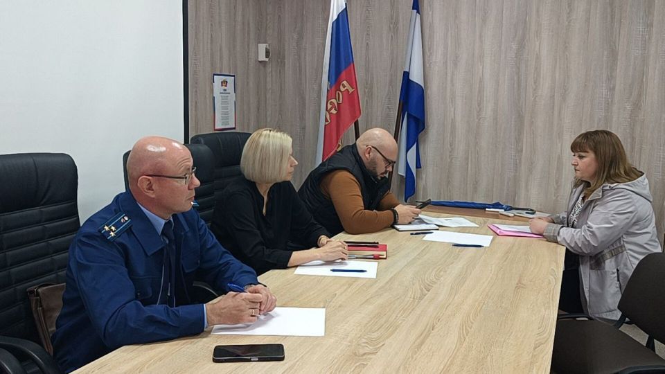 Более 40 человек обратились к "Единой России" в ходе приема в Чаплинском округе, рассказал Владимир Сальдо Более 40 человек обратились к "Единой России" в ходе приема в Чаплинском округе, рассказал Владимир Сальдо