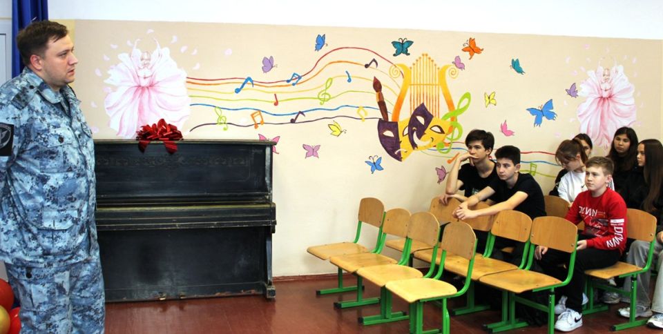 Транспортные полицейские помогают херсонским старшеклассникам выбрать профессию Транспортные полицейские помогают херсонским старшеклассникам выбрать профессию