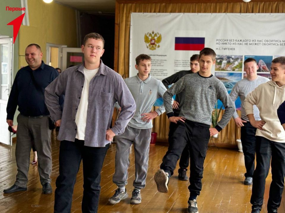 Первые Добропольской школы провели зарядку для педагогов Первые Добропольской школы провели зарядку для педагогов