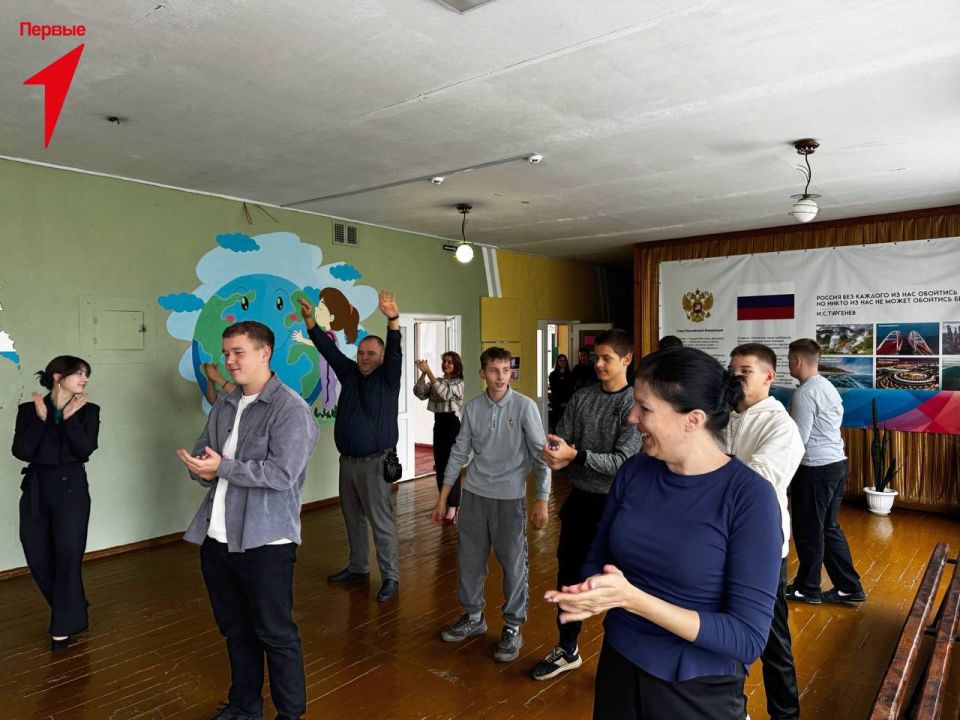 Первые Добропольской школы провели зарядку для педагогов Первые Добропольской школы провели зарядку для педагогов