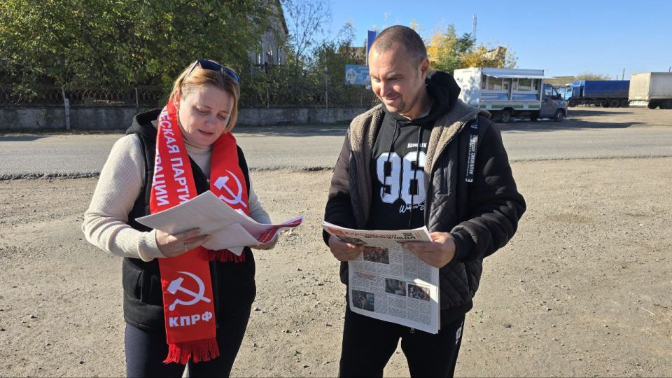 Коммунисты провели опрос среди жителей и гостей населенного пункта и раздали свежий выпуск партийной газеты «Херсонская правда» Коммунисты провели опрос среди жителей и гостей населенного пункта и раздали свежий выпуск партийной газеты «Херсонская правда»