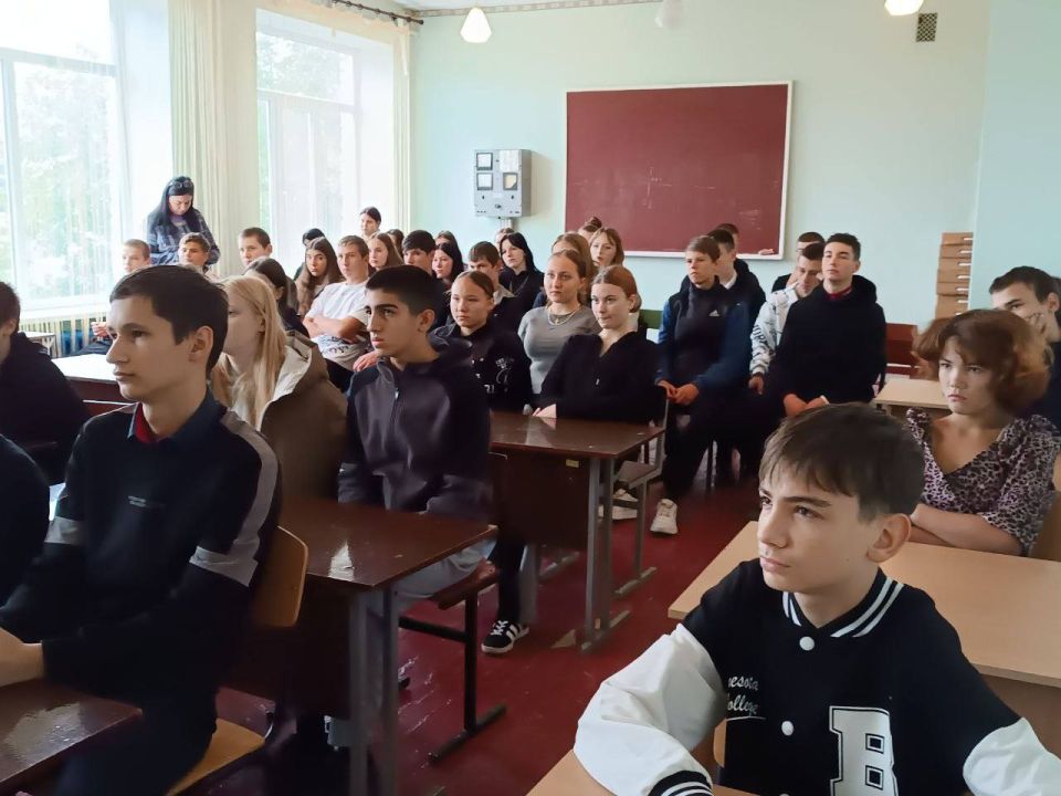 В рамках общероссийской акции «Сообщи где торгуют смертью» 16 октября 2025 года сотрудниками ОМВД «Нижнесерогозское» проведено информирование в формате лекции учеников 6, 7, 8, 9, 10, 11 классов ГБОУ ХО "Нижнеторгаивская... В рамках общероссийской акции «Сообщи где торгуют смертью» 16 октября 2025 года сотрудниками ОМВД «Нижнесерогозское» проведено информирование в формате лекции учеников 6, 7, 8, 9, 10, 11 классов ГБОУ ХО "Нижнеторгаивская...