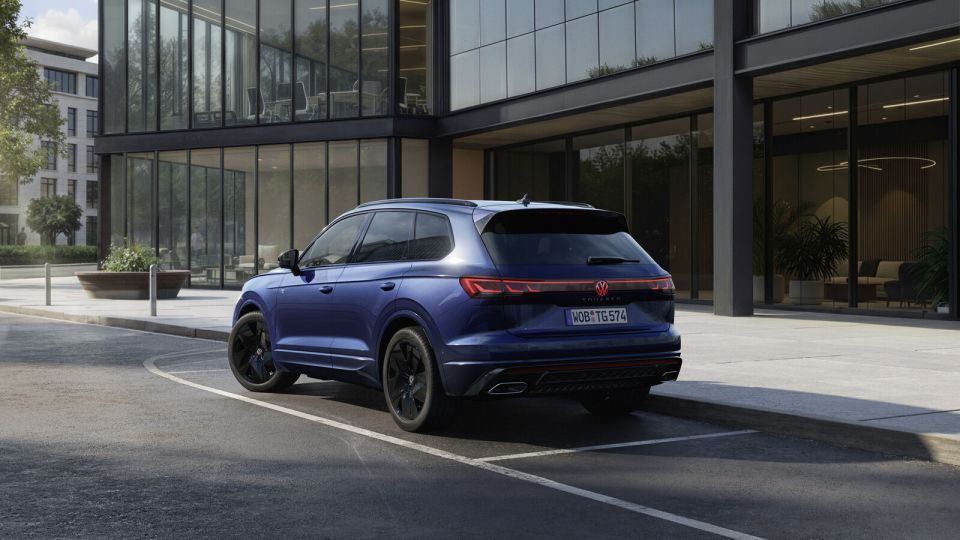 Volkswagen показал «прощальный» Touareg Final Edition — производство культового кроссовера прекращают спустя 23 года, но название могут передать новой электричке Volkswagen показал «прощальный» Touareg Final Edition — производство культового кроссовера прекращают спустя 23 года, но название могут передать новой электричке