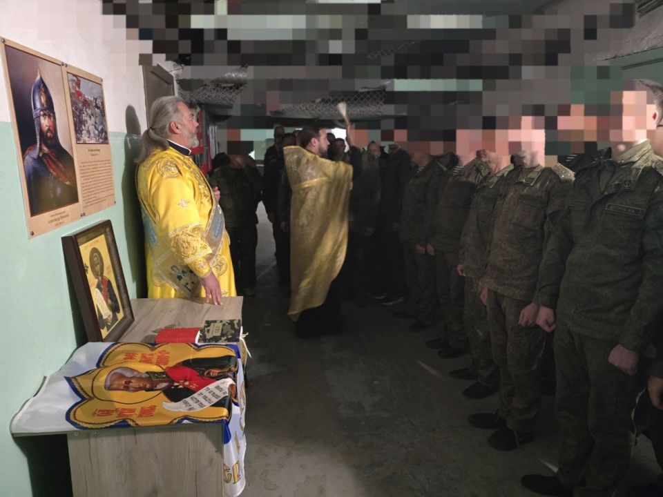 Икона святого Феодора Ушакова с частицей мощей принесена воинам Икона святого Феодора Ушакова с частицей мощей принесена воинам