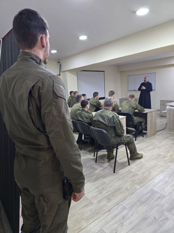 Икона святого Феодора Ушакова с частицей мощей принесена воинам Икона святого Феодора Ушакова с частицей мощей принесена воинам