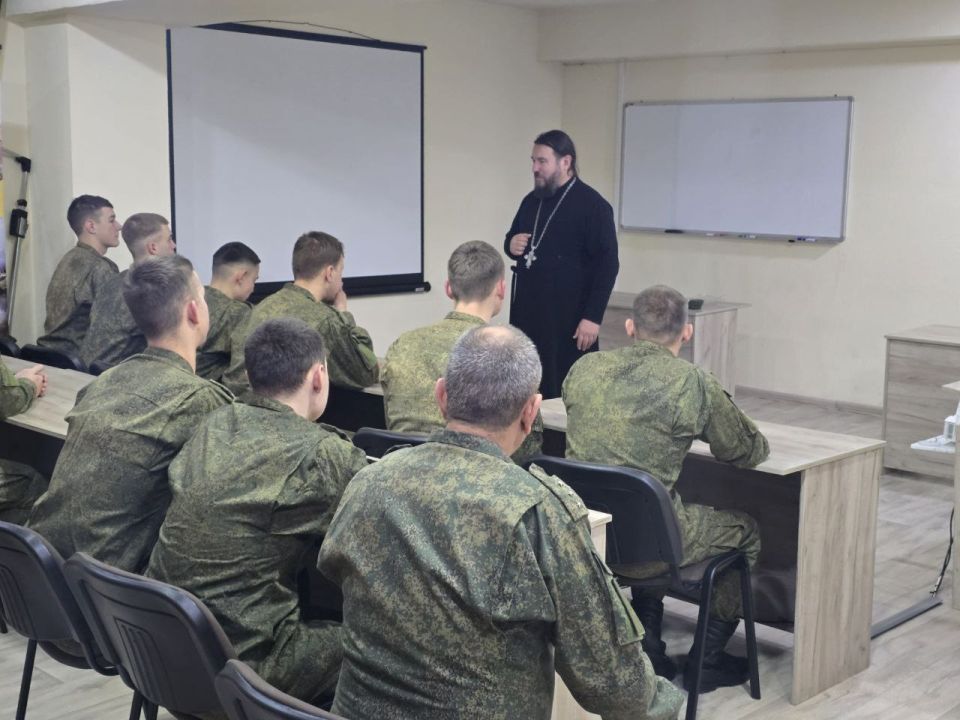 Икона святого Феодора Ушакова с частицей мощей принесена воинам Икона святого Феодора Ушакова с частицей мощей принесена воинам