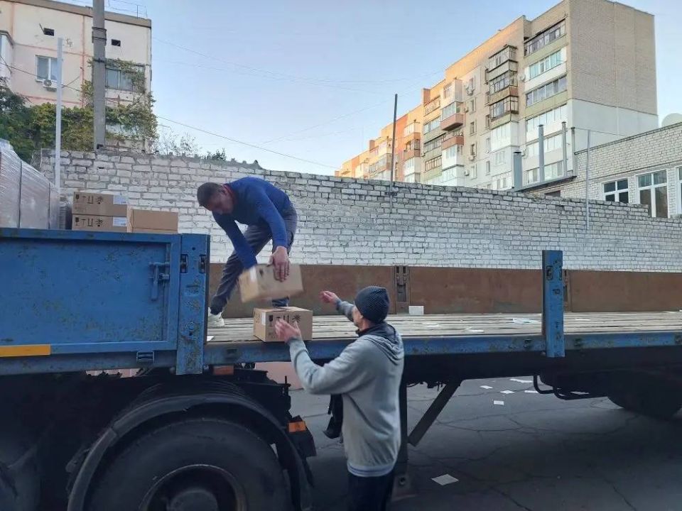 В Новую Каховку привезли гуманитарную помощь В Новую Каховку привезли гуманитарную помощь