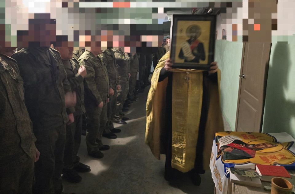 Икона святого Феодора Ушакова с частицей мощей принесена воинам Икона святого Феодора Ушакова с частицей мощей принесена воинам