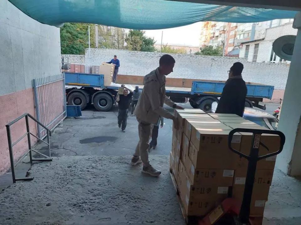 В Новую Каховку привезли гуманитарную помощь В Новую Каховку привезли гуманитарную помощь