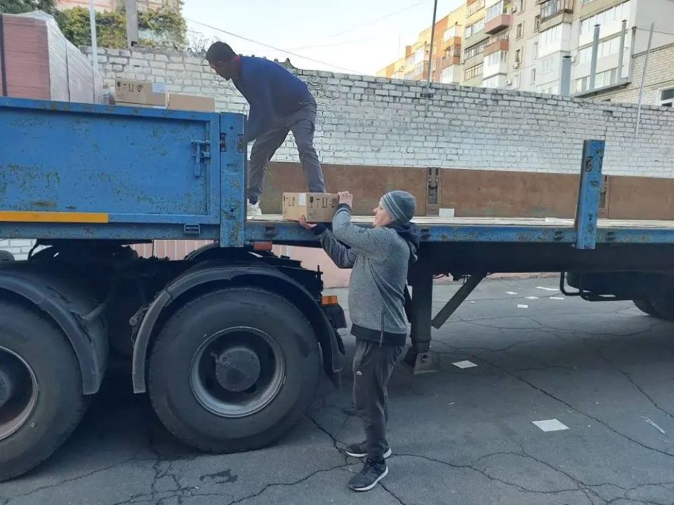 В Новую Каховку привезли гуманитарную помощь В Новую Каховку привезли гуманитарную помощь