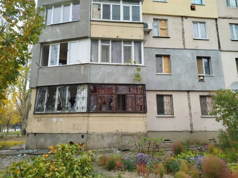 Владимир Оганесов: Важно!. В результате артиллерийского обстрела повреждены два многоквартирных дома в городе Новая Каховка: поврежден фасад здания, выбито около 20 окон Владимир Оганесов: Важно!. В результате артиллерийского обстрела повреждены два многоквартирных дома в городе Новая Каховка: поврежден фасад здания, выбито около 20 окон
