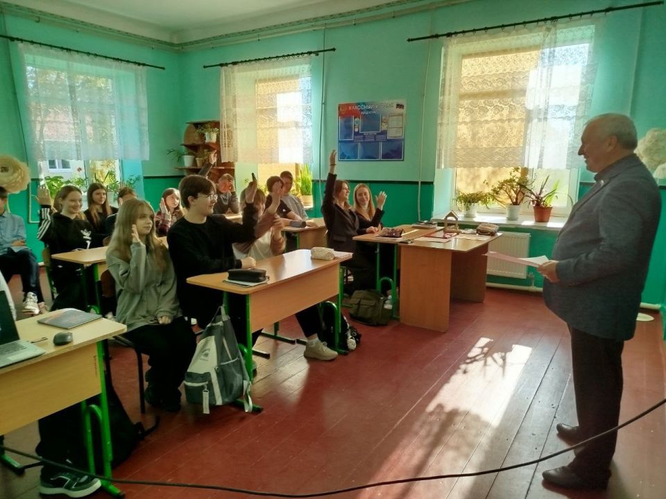 С целью углубления знаний учащихся старших классов об истории России Совет депутатов Голопристанского муниципального округа проводит тематические мероприятия С целью углубления знаний учащихся старших классов об истории России Совет депутатов Голопристанского муниципального округа проводит тематические мероприятия