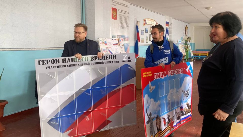 Стенды «Лица героев» передали активисты «Единой России» в школу прифронтового округа Херсонской области Стенды «Лица героев» передали активисты «Единой России» в школу прифронтового округа Херсонской области