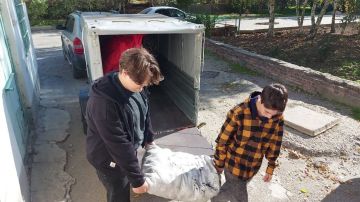 В рамках гуманитарного конвоя ЦК КПРФ представители Херсонского регионального отделения партии передали продуктовые наборы в Генический техникум сферы обслуживания