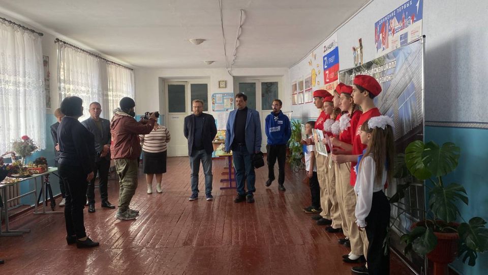 Стенды «Лица героев» передали активисты «Единой России» в школу прифронтового округа Херсонской области Стенды «Лица героев» передали активисты «Единой России» в школу прифронтового округа Херсонской области