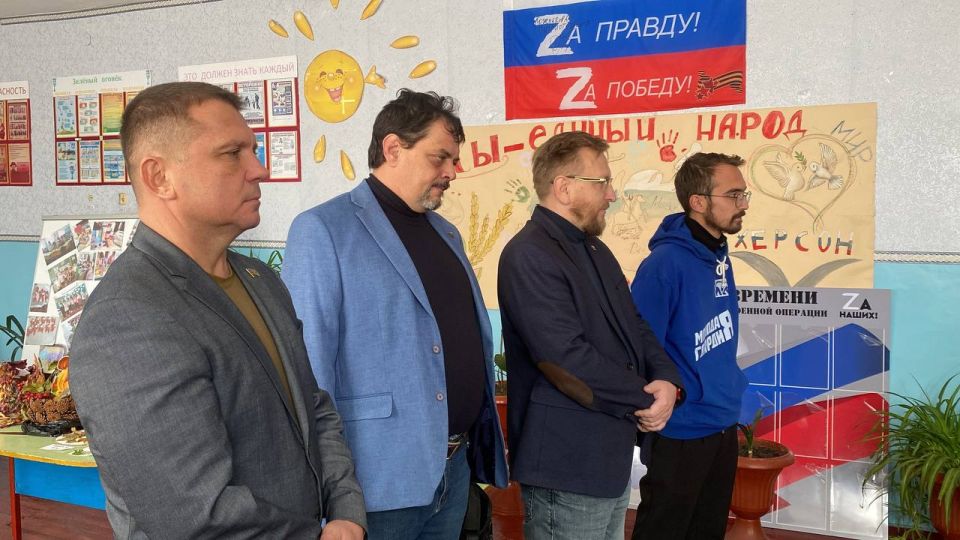 Стенды «Лица героев» передали активисты «Единой России» в школу прифронтового округа Херсонской области Стенды «Лица героев» передали активисты «Единой России» в школу прифронтового округа Херсонской области