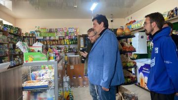 Депутаты Херсонской облдумы Владимир Лебедкин и Юрий Барбашов вместе с активистами «Молодой Гвардии» провели мониторинг цен на социально значимые продукты в Великолепетихском округе