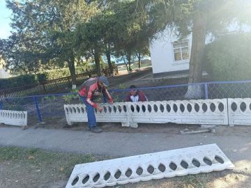 В Доброполье установили ограждение возле админздания