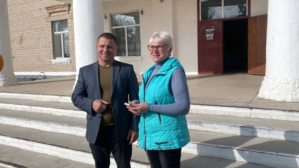 При содействии «Единой России» в библиотеку Рубановского культурно-досугового центра передано 3000 книг и строительные материалы для ремонта из Краснодарского края При содействии «Единой России» в библиотеку Рубановского культурно-досугового центра передано 3000 книг и строительные материалы для ремонта из Краснодарского края