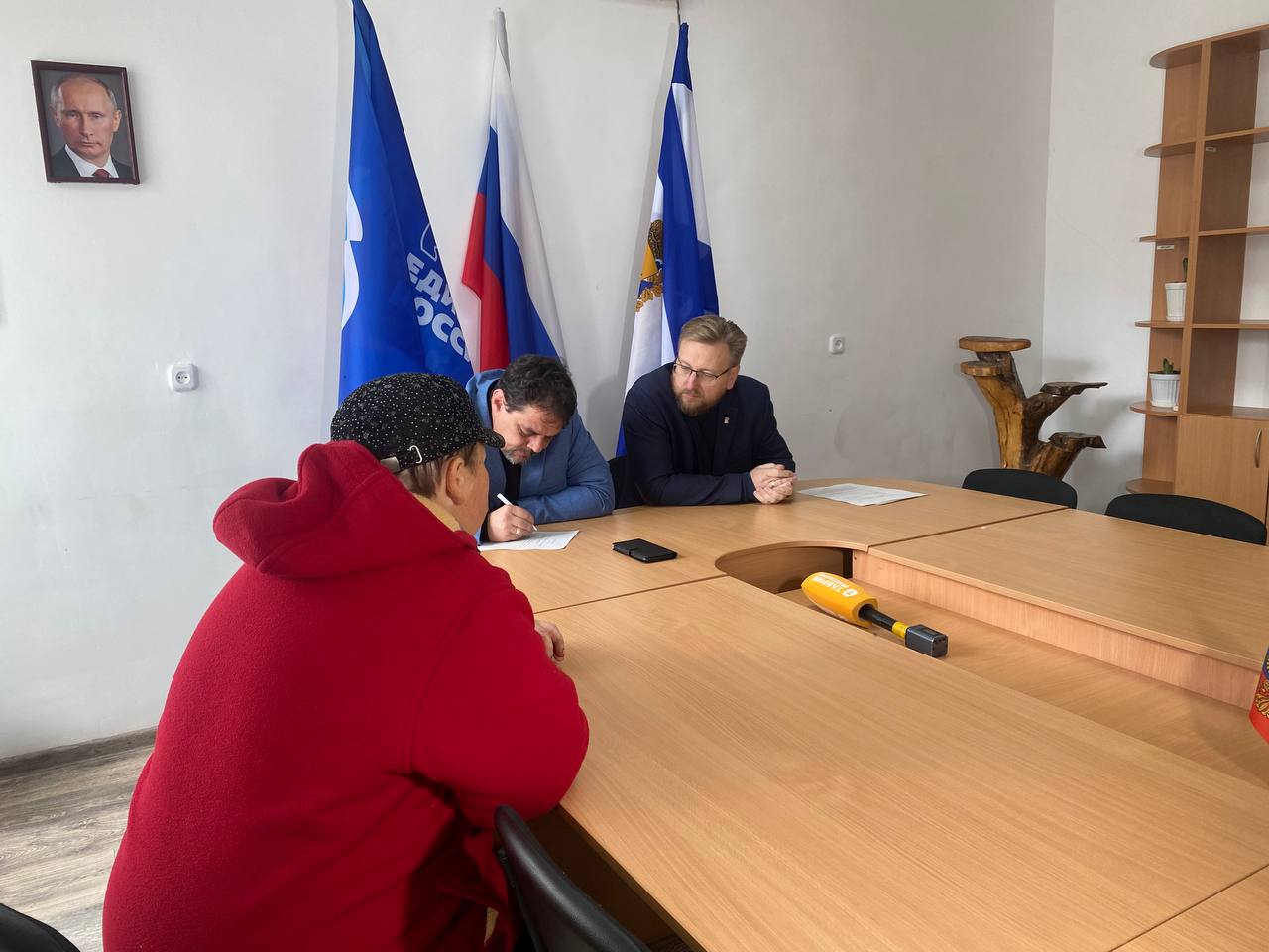 Депутаты Херсонской областной Думы Владимир Лебедкин и Юрий Барбашов провели личный приём жителей Великолепетихского округа