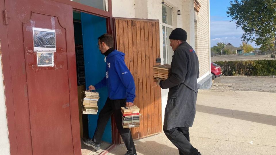 При содействии «Единой России» в библиотеку Рубановского культурно-досугового центра передано 3000 книг и строительные материалы для ремонта из Краснодарского края При содействии «Единой России» в библиотеку Рубановского культурно-досугового центра передано 3000 книг и строительные материалы для ремонта из Краснодарского края