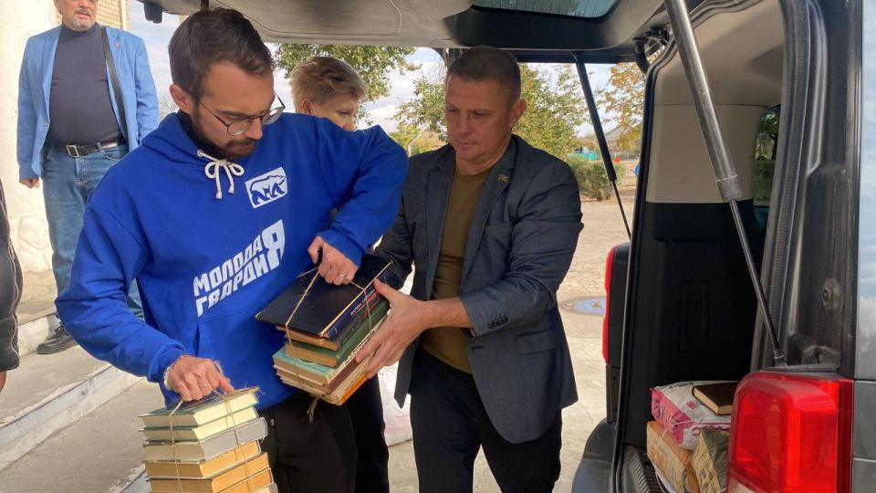 При содействии «Единой России» в библиотеку Рубановского культурно-досугового центра передано 3000 книг и строительные материалы для ремонта из Краснодарского края При содействии «Единой России» в библиотеку Рубановского культурно-досугового центра передано 3000 книг и строительные материалы для ремонта из Краснодарского края