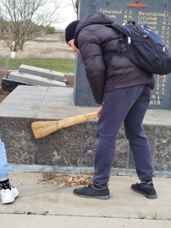 Тимуровская акция по уборке территории памятника Тимуровская акция по уборке территории памятника