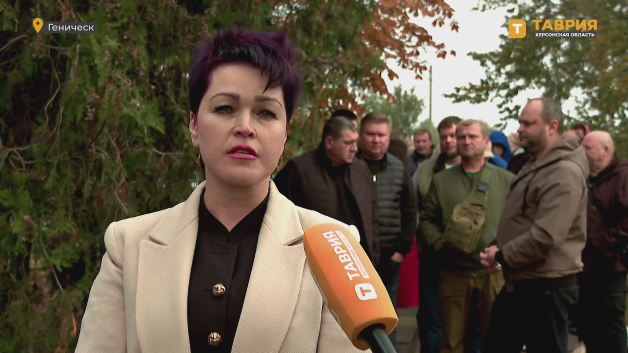 В преддверии Дня автомобилиста у памятника воинам-автомобилистам в Геническе прошел субботник