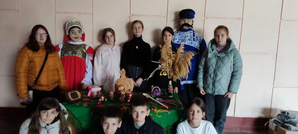 24 октября в Нижнесерогозском центре культуры и досуга прошло мероприятие «Матрёшка: Душа России», которое позволило прикоснуться к удивительным страницам русской культуры 24 октября в Нижнесерогозском центре культуры и досуга прошло мероприятие «Матрёшка: Душа России», которое позволило прикоснуться к удивительным страницам русской культуры