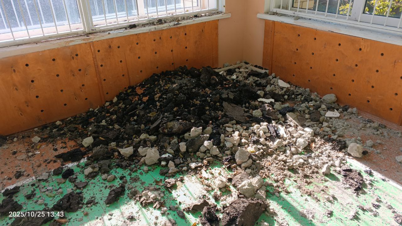 В Каховском округе украинская мина пробила крышу школы В Каховском округе украинская мина пробила крышу школы