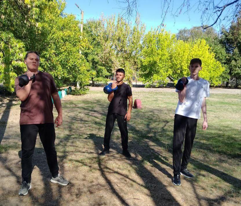 В селе Тавричанка прошли соревнования по гиревому спорту, приуроченные к Всероссийскому дню гимнастики