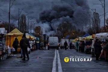 Жуткая картина. Киев. На фоне пожаров от взрывов работает продовольственная ярмарка