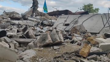 Флаг ВДВ на острове Карантинный