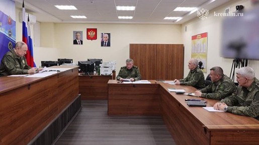 Кадры совещания Путина с главой Генштаба Герасимовым и командующими группировками войск публикует Кремль