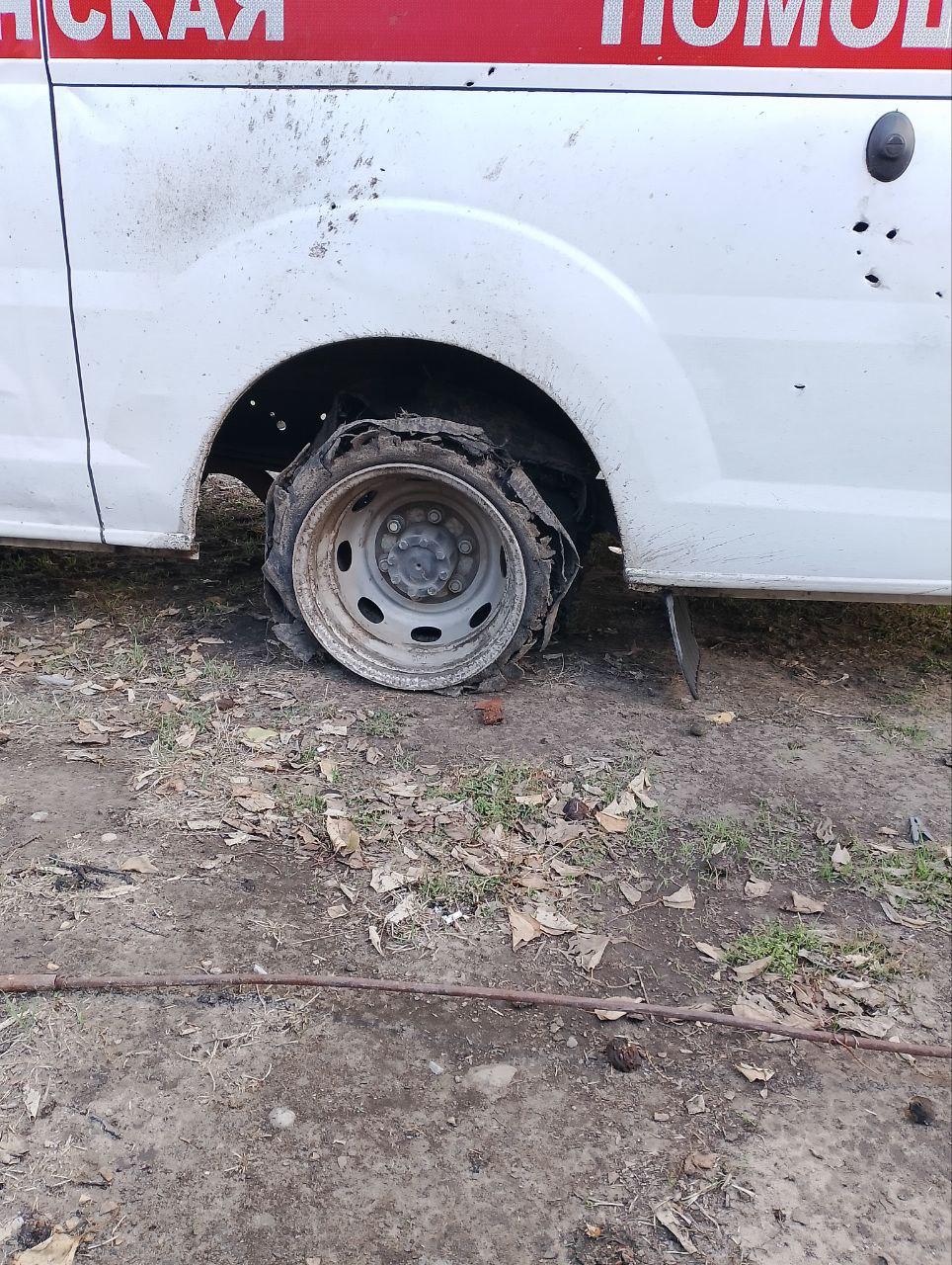 Украинский дрон трижды атаковал автомобиль скорой помощи, который ехал к пациенту в Херсонской области Украинский дрон трижды атаковал автомобиль скорой помощи, который ехал к пациенту в Херсонской области