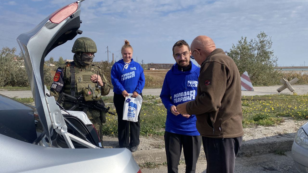 На блокпостах Херсонской области провели праздничную акцию в честь Дня автомобилиста