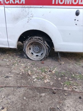 Последствия атаки БПЛА на машину скорой помощи в Новой Збурьевке в Херсонской области