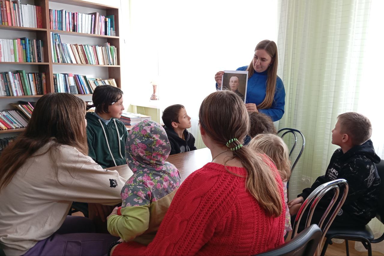 В Красноперекопской библиотеке прошёл час мужества «Символ несгибаемой воли», посвящённый 145-летию со дня рождения Дмитрия Михайловича Карбышева