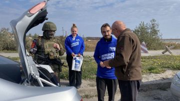 «Единая Россия» и «Молодая Гвардия» вместе с Военной комендатурой провели поздравительную акцию в честь Дня автомобилиста