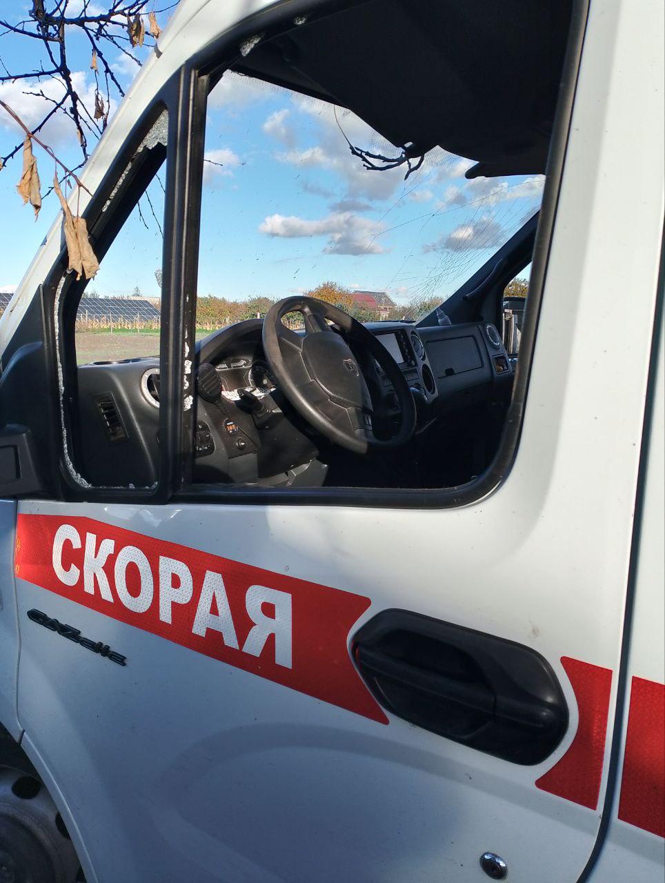 Украинский дрон трижды атаковал автомобиль скорой помощи, который ехал к пациенту в Херсонской области Украинский дрон трижды атаковал автомобиль скорой помощи, который ехал к пациенту в Херсонской области
