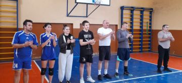 Спорт объединяет поколения: в Скадовске прошел волейбольный матч между учителями, родителями и учениками