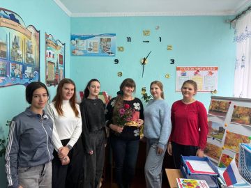 Школьного библиотекаря Костогрызовской школы поздравили с праздником