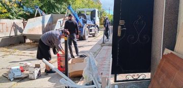 Сотрудники Черноморского биосферного заповедника устраняют последствия обстрела здания управления со стороны ВСУ