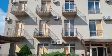 Сотрудники Черноморского биосферного заповедника ликвидируют последствия обстрела здания управления со стороны ВСУ