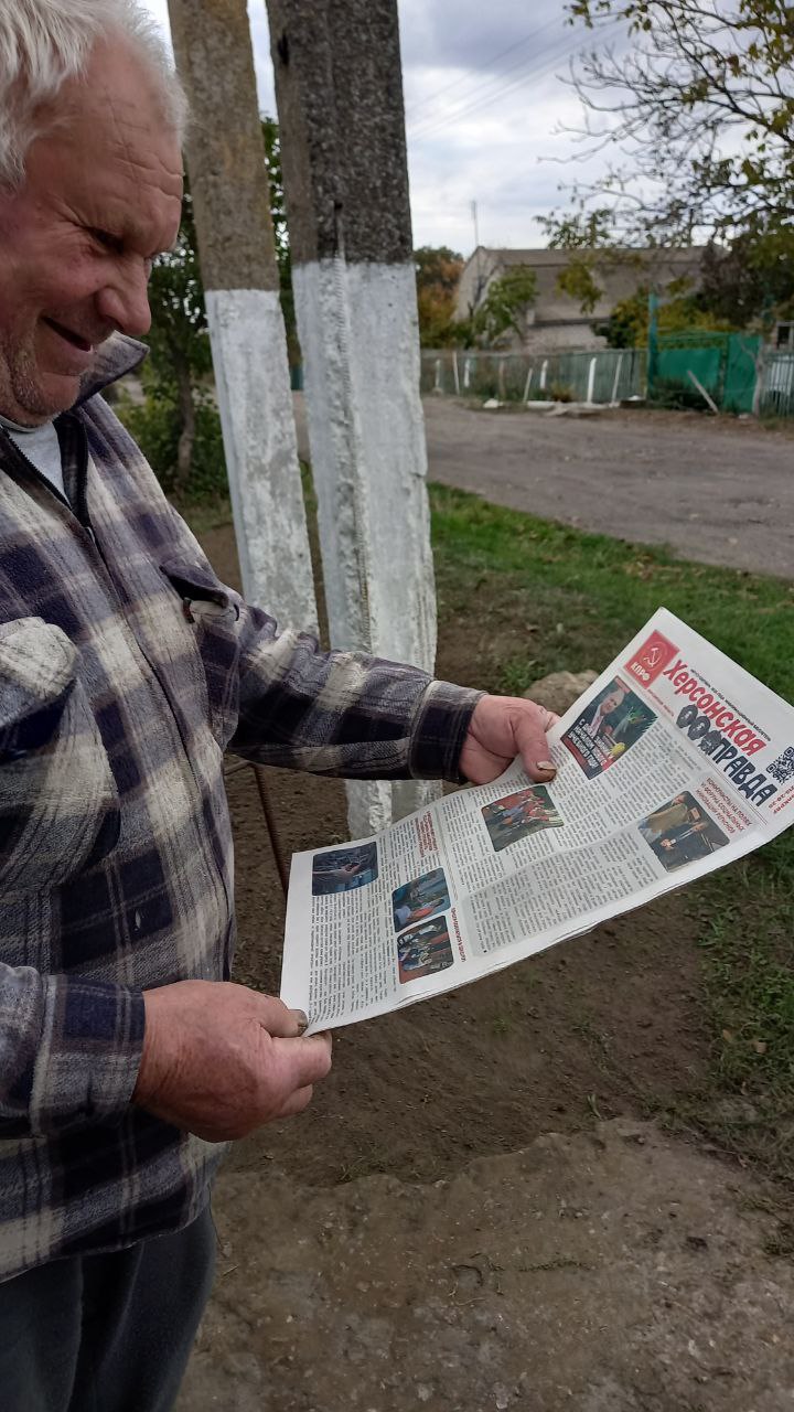 Первый секретарь Новотроицкого местного отделения партии КПРФ Наталья Нестеренко вместе с партийцами раздали жителям села Новотроицкое свежий выпуск газеты «Херсонская правда» Первый секретарь Новотроицкого местного отделения партии КПРФ Наталья Нестеренко вместе с партийцами раздали жителям села Новотроицкое свежий выпуск газеты «Херсонская правда»