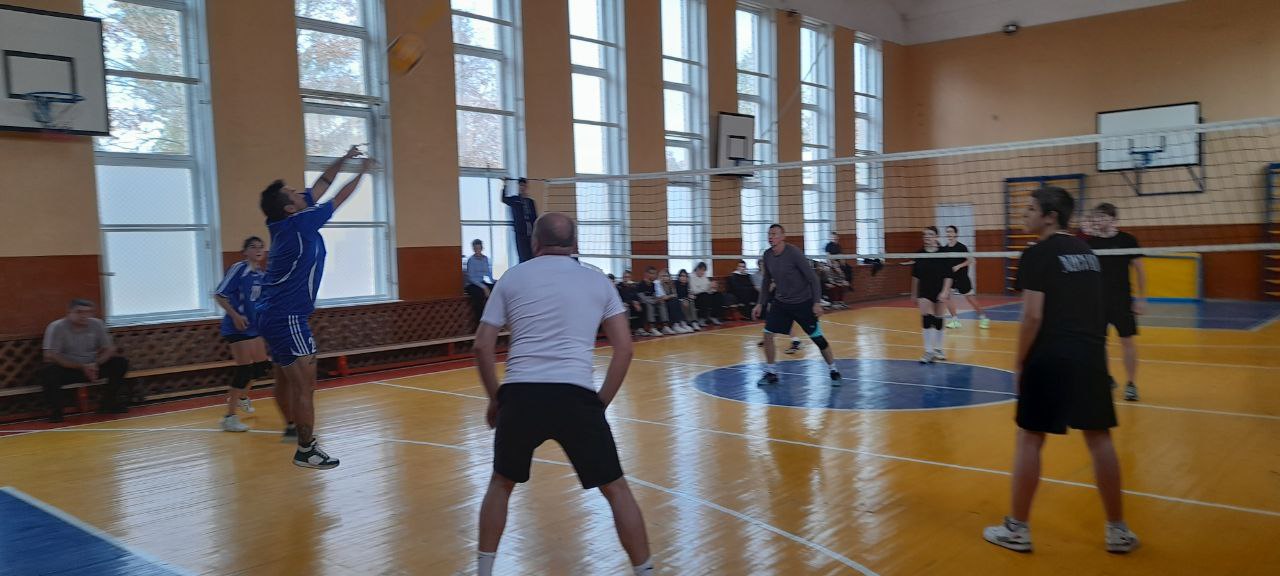 Спорт объединяет поколения: в Скадовске прошел волейбольный матч между учителями, родителями и учениками Спорт объединяет поколения: в Скадовске прошел волейбольный матч между учителями, родителями и учениками