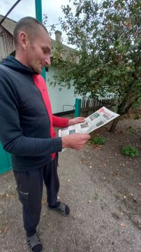Первый секретарь Новотроицкого местного отделения партии КПРФ Наталья Нестеренко вместе с партийцами раздали жителям села Новотроицкое свежий выпуск газеты «Херсонская правда»