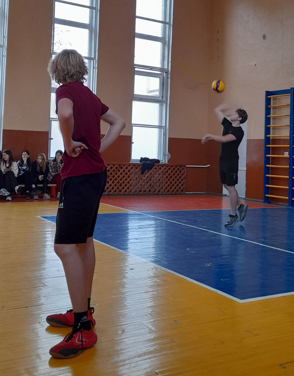 Спорт объединяет поколения: в Скадовске прошел волейбольный матч между учителями, родителями и учениками Спорт объединяет поколения: в Скадовске прошел волейбольный матч между учителями, родителями и учениками